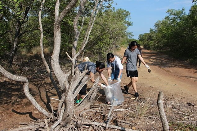 UK/Belize Commonwealth Litter Program's Week Launched with Beach Clean Up