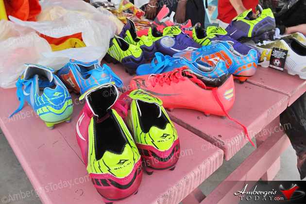 On hand to extend the kind gesture were Roberto Canul of Ambergris Divers and Zonia Torres of Island Club Resort 