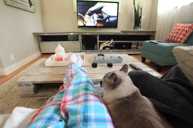 Watching Tv in Pajamas Old School vs. New School in San Pedro Num. 3