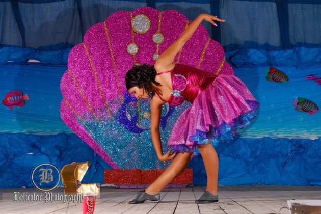 Zelly Lisbey performs as Ariel the Mermaid for her guests Zelly Lisbey Quinceaños